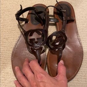 Gucci thong brown sandal with G logo